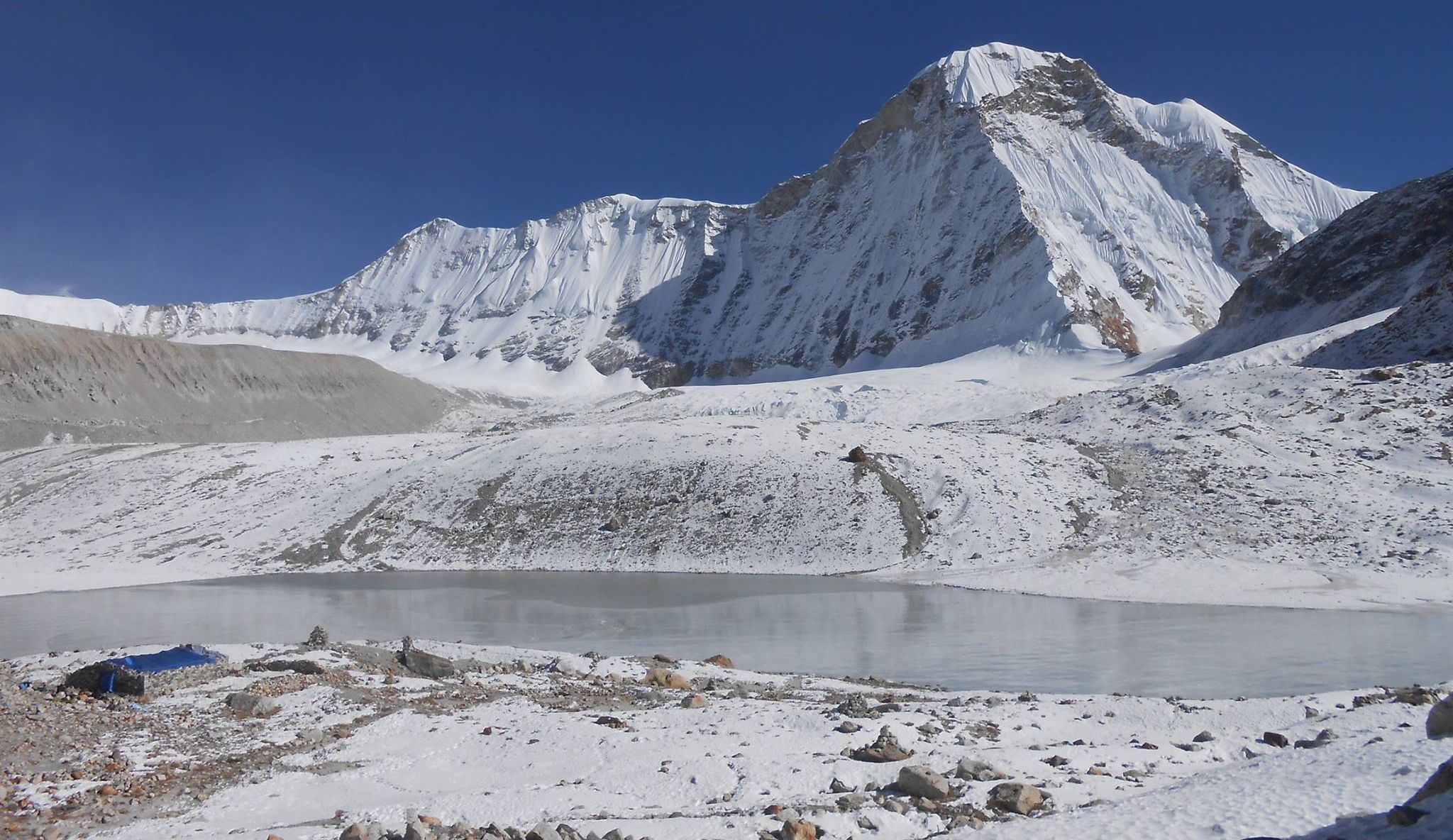 Chonku Chuli ( Pyramid Peak ) on ascent to Mingbo La