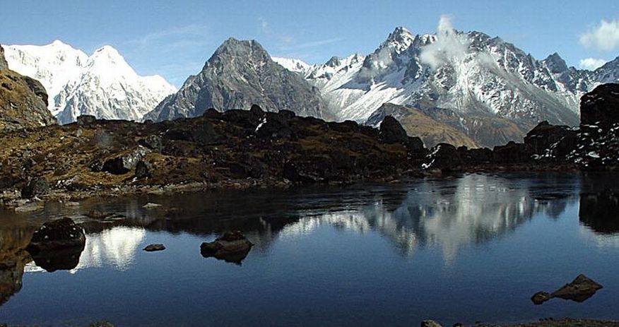 Lake and Mounts Kabru, Ratong and Koktang on ascent to Sinian La