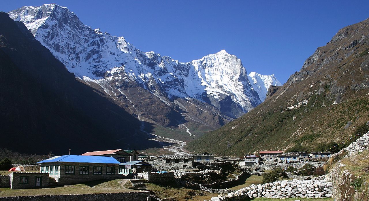 Tengkangpoche above Thame village
