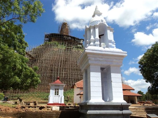 Abhayagiri Dagoba ( "fearless Giri" ) in Anuradhapura